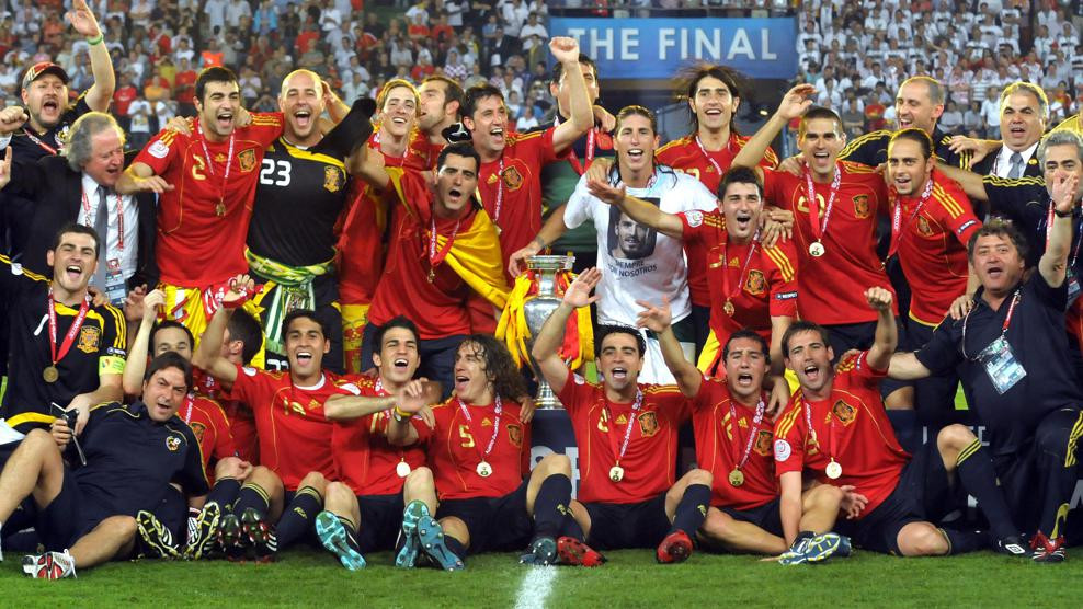 Spain with the trophy after their EURO 2008 final win