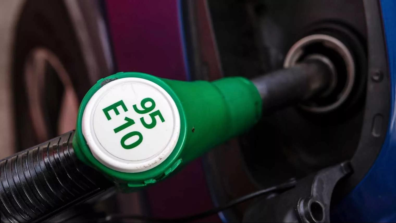 Fuel pump with E10 Euro 95 label