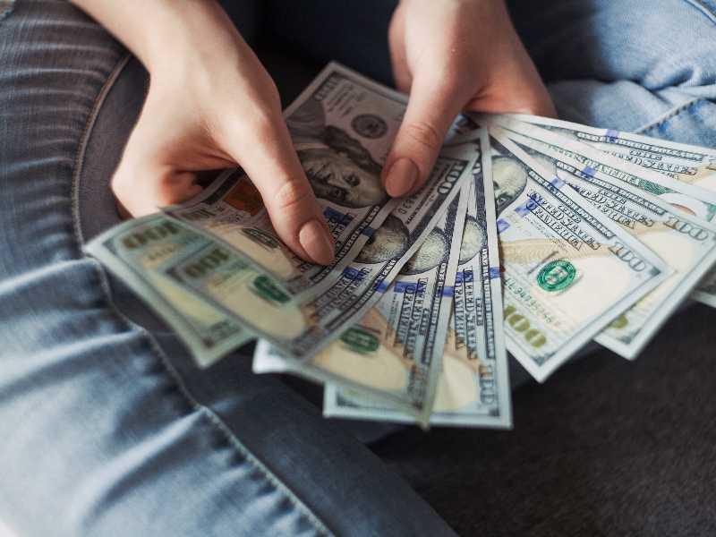 Avoid Currency Exchange in Hotels and Airport Kiosks
